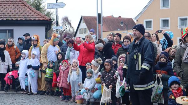 Aber nicht nur die Närrinnen und Narren, sondern auch die Zuschauer warfen sich für den Umzug in kreative Kostüme.