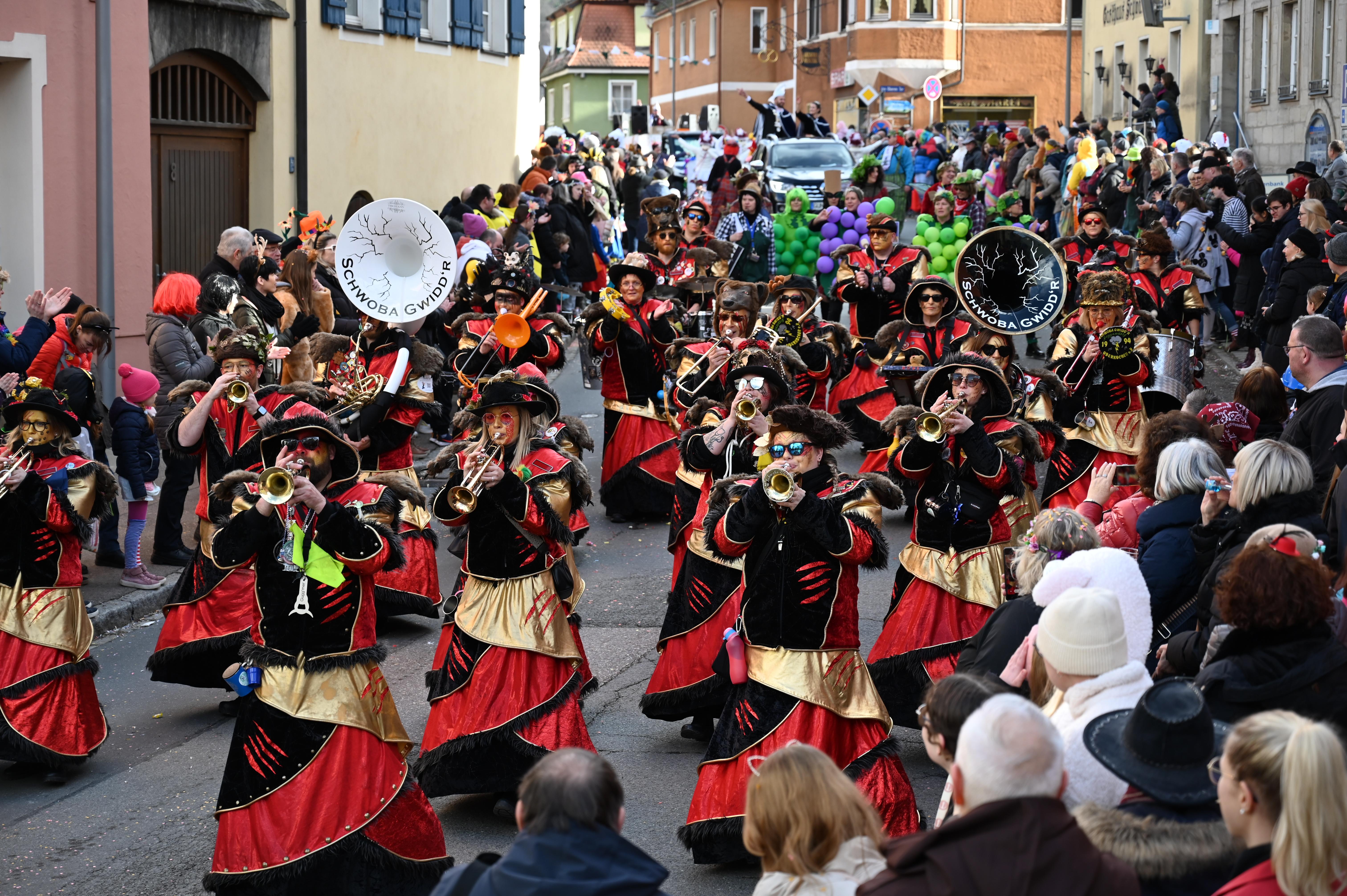 Einen prächtigen Auftritt legten die Besucher vom Schwoba Gwidd'r aus Oberkochen hin.