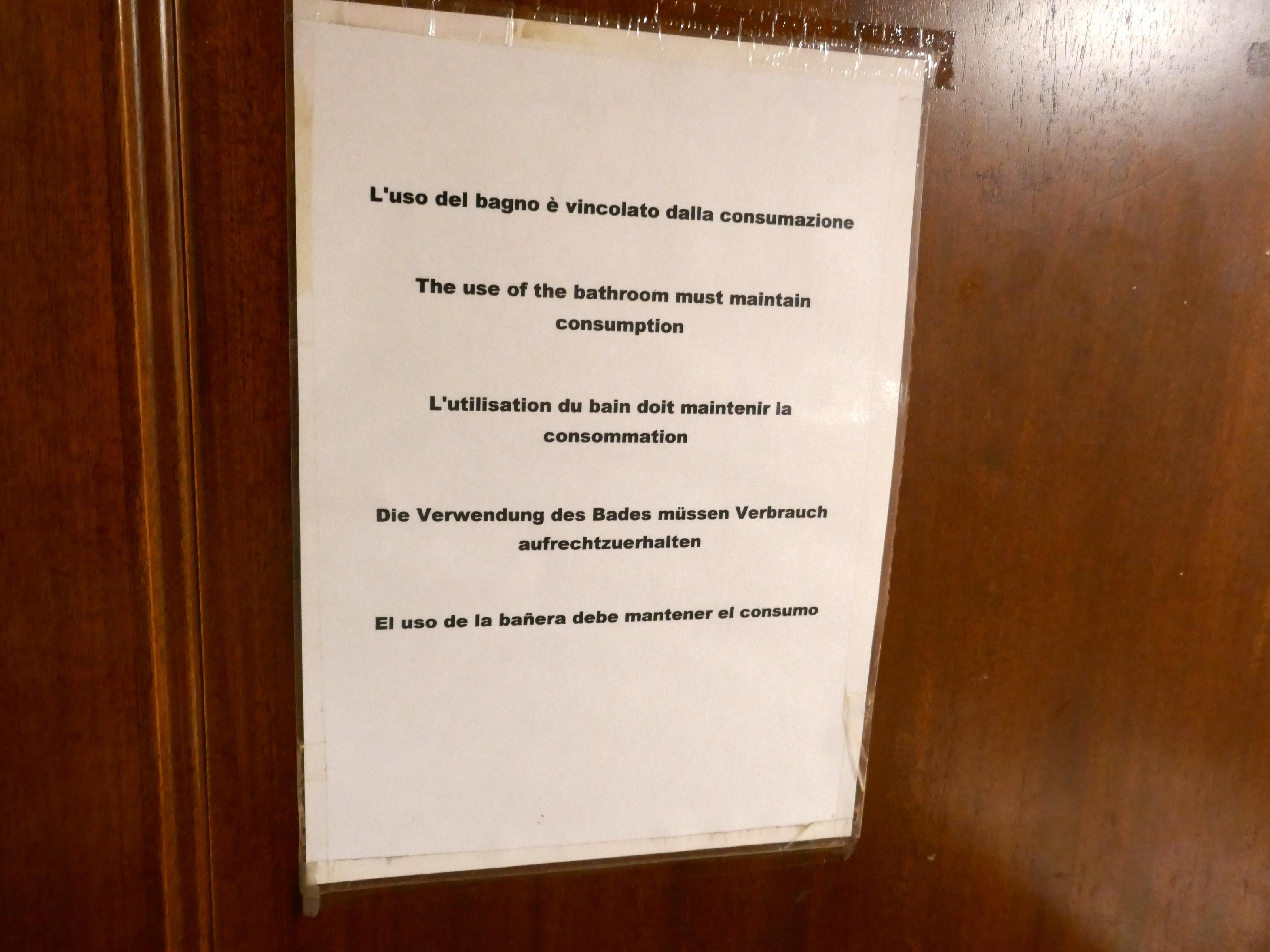 Gesehen von Walter Hammer aus Buch am Wald auf der Toilette eines Cafés in Genua. Alle Bilder der letzten Jahre unserer lustigen Deutschübersetzungen finden Sie hier.
