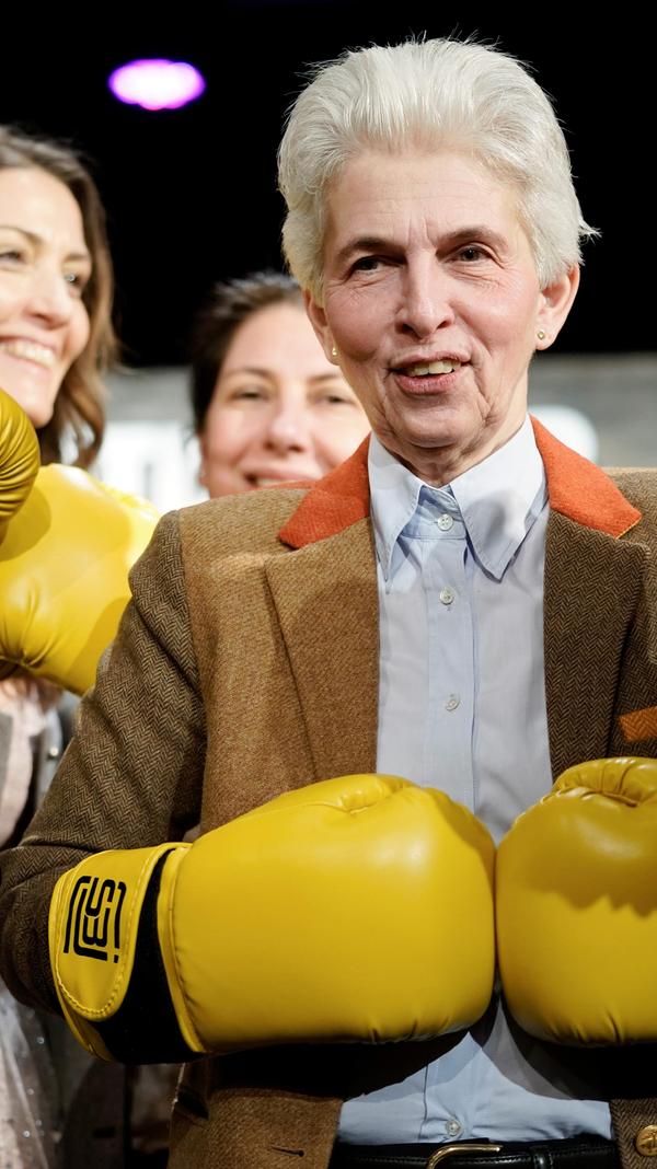 Beim politischen Aschermittwoch der FDP in Dingolfing griff die Hauptrednerin Marie-Agnes Strack-Zimmermann Hubert Aiwanger und seine Wähler heftig an: "So viel Dreck am Stecken, wie der Aiwanger hat, so viele Geschwister kann man ja gar nicht haben. Immer, wenn es hart auf hart kommt, ist dem Hubert sein eigenes Handeln nicht mehr erinnerlich. Ich kann es verstehen, mir wäre es auch peinlich. Ich meine, eine Politik, die nur aus Vorurteile schüren, Plärren und Lügen besteht - da wird einem ja ganz schwindelig. Was mich aber wirklich betroffen macht: Die Wähler vom Hubert wissen das Hetzen auch noch zu schätzen."