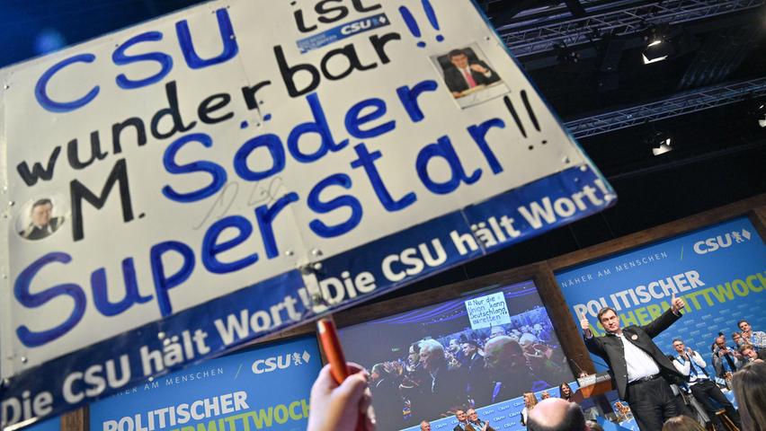 Söder ließ es sich auch nicht nehmen, über Essen aus Bayern zu sprechen. "Schweinsbraten, Schäufele, Leberkäs, Weißwurst und natürlich Nürnberger Rostbratwürste haben in Bayern quasi Verfassungsrang", sagte der CSU-Chef.