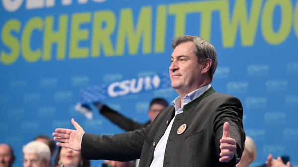 Bayerns Ministerpräsident Markus Söder hat beim politischen Aschermittwoch der CSU in Passau ordentlich ausgeteilt. Für Söder ist klar, nach der nächsten Wahl dürfen die Grünen nicht mehr Teil der Bundesregierung sein. "Die Grünen machen so viel Mist, eigentlich müssten sie selbst unter die Düngeverordnung fallen."