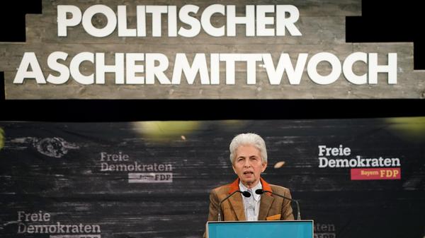 Auch für Söder hatte Strack-Zimmermann Punchlines vorbereitet: "Der Söder Markus, der Meister der Symbolpolitik. Die Reinkarnation des Opportunismus. Heute so, morgen so. Dass der keinen Genickbruch von den ganzen Wortbrüchen und Positionswechseln bekommt – faszinierend. Ob er mit seiner Wendehalsigkeit dabei wirklich die großen Probleme Bayerns gelöst hat? Nun, das bleibt wohl so mysteriös wie die Frage nach dem Geheimnis seiner Haartolle. An Karneval geht er jetzt als Bismarck. Bismarck-Hering wäre passender. Glitschig und schwer zu fassen."