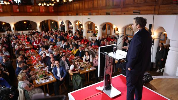 Über den CDU-Chef Merz sagte Klingbeil: "Wenn man von alten Zeiten redet, ist man sehr schnell bei Friedrich Merz. Der hängt ja so gefühlt noch in den 90ern fest. Kennt ihr diese Freundebücher, die man in der Schule hatte, wo man immer reinschreiben musste: Woher kommst du eigentlich? Bei Friedrich Merz steht 'von gestern'."