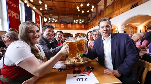 Der SPD-Vorsitzende Lars Klingbeil hat Söder beim politischen Aschermittwoch in Bayern scharf attackiert. "Ich finde, ihr habt etwas Besseres verdient als diesen Politik-Simulanten an der Spitze des Landes", rief Klingbeil auf einer SPD-Veranstaltung am Mittwoch in Vilshofen. In der aktuellen Krisenzeit simuliere Söder Politik beispielsweise durch ein Genderverbot, das sein wichtigstes politisches Programm sei. Der CSU-Chef habe ein Problem mit Menschen, die anders reden als er. "Nicht umsonst hat er sich doch neulich als Bismarck verkleidet."