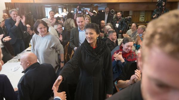 Erstmals in ihrer neuen Rolle als Kopf eines neuen Wählerbündnisses trat auch die ehemalige Linken-Politikerin Sahra Wagenknecht in Niederbayern auf. Die FDP schickte Europa-Spitzenkandidatin Marie-Agnes Strack-Zimmermann ins Rennen. Wagenknecht kritisierte die Bundesregierung wegen der Ausgaben für Rüstung und der Waffenhilfen für die Ukraine. Sie habe die Ampel-Koalition bereits als dümmste Regierung in Europa bezeichnet. Doch müsse sie ergänzen: "Wir haben auch die gefährlichste Regierung in Europa, und auch das ist etwas, was so nicht weitergehen darf."