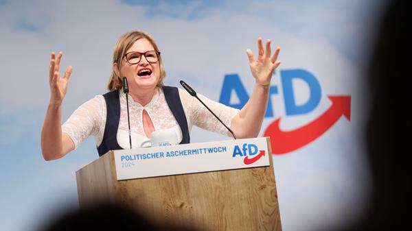 Die bayerische AfD-Fraktionsvorsitzende Katrin Ebner-Steiner sagte im niederbayerischen Osterhofen mit Blick auf die in diesem Jahr anstehenden Landtagswahlen in drei ostdeutschen Bundesländern: "Im Osten geht im Herbst die blaue Sonne auf." Und: Die Ampel-Regierung mit "Dauergrinser" Olaf Scholz müsse weg. Und dann gelte: rechts vor links.