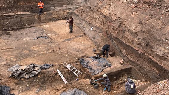 Menschliche Skelette auf Nürnberger Baustelle entdeckt: Archäologische Sensation in St. Johannis
