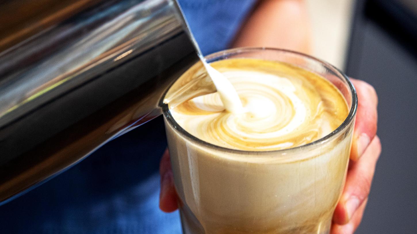Je mehr Fettgehalt die Milch hat desto cremiger schmeckt die Kaffeespezialität.