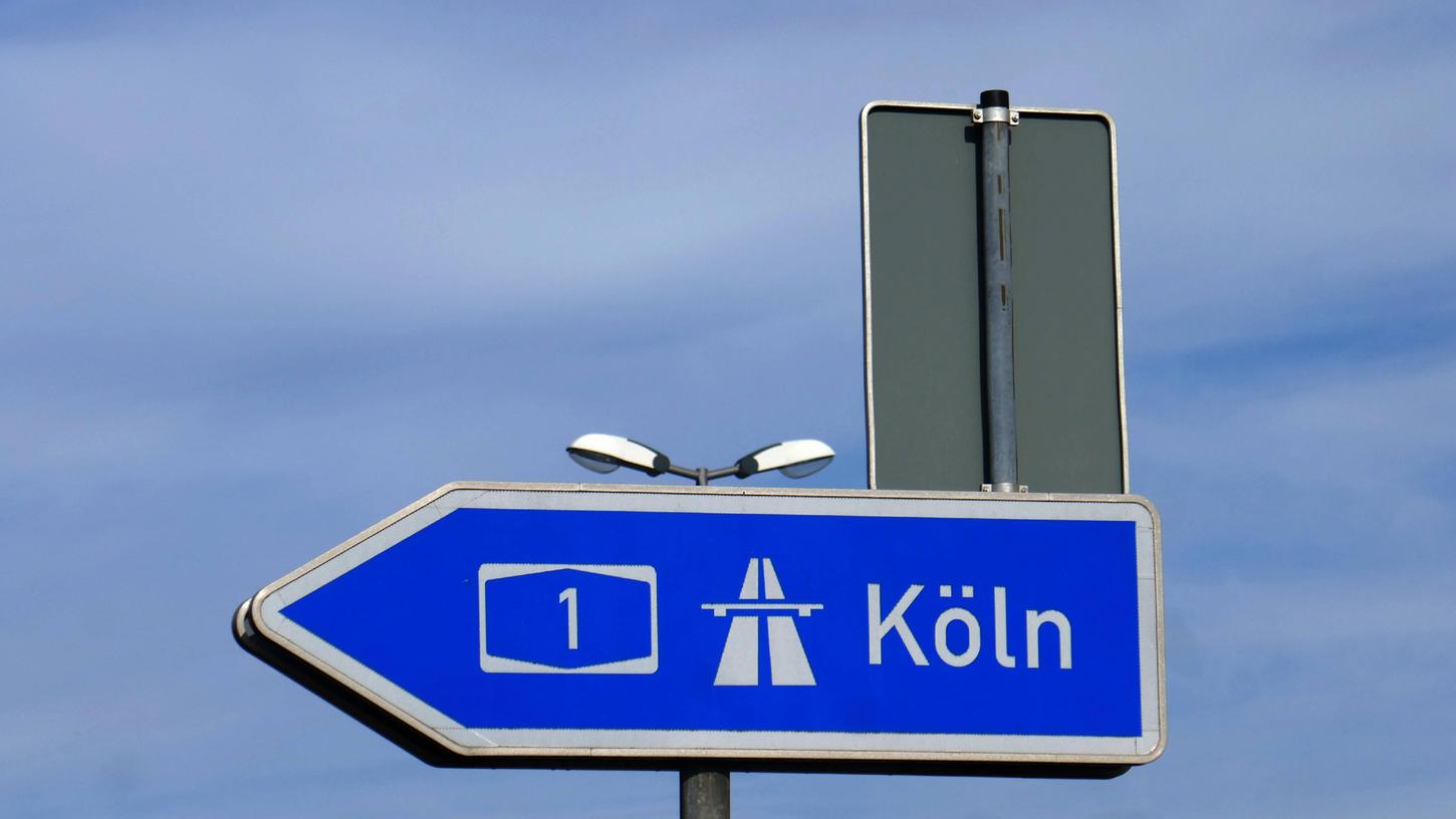 Richtungsweiser wie dieser stehen normalerweise an der Autobahn. Vergangene Woche ging ein Foto viral, auf dem eine Frau ein solches Schild in der Stuttgarter S-Bahn transportierte (Symbolbild).