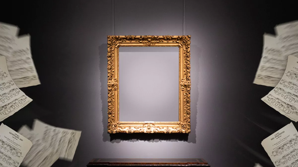 Von Anfang April bis Ende Oktober bietet die "Stadtrallye Kunstraub" die Möglichkeit, in Nürnbergs Altstadt selbst spielerisch zum Kunstdieb zu werden: Bis zu 60 Spieler und Spielerinnen müssen den Meisterdieb erst von den eigenen Fähigkeiten überzeugen, bevor die Neulinge selbst tätig werden dürfen. Die entschlüsselten Informationen und Rätsel helfen am Ende beim Einbruch selbst - oder spielt der Meisterdieb selbst ein falsches Spiel? Das und alle weiteren Informationen finden Sie hier heraus.