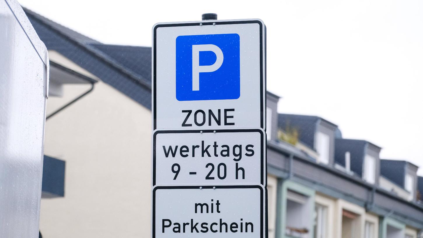 Das oberste Schild zeigt an, dass man sich in einer sogenannten Parkraumbewirtschaftungszone befindet. Dort sind Parkscheiben Pflicht.