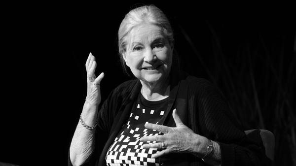 Johanna von Koczian war in den 70er Jahren mit dem Lied "Das bisschen Haushalt" berühmt geworden, einem der größten Schlager dieser Zeit. Die Schauspielerin galt als «die deutsche Audrey Hepburn» und hatte schon unter Gustaf Gründgens auf der Bühne gestanden. Sie starb im Alter von 90 Jahren in Berlin.