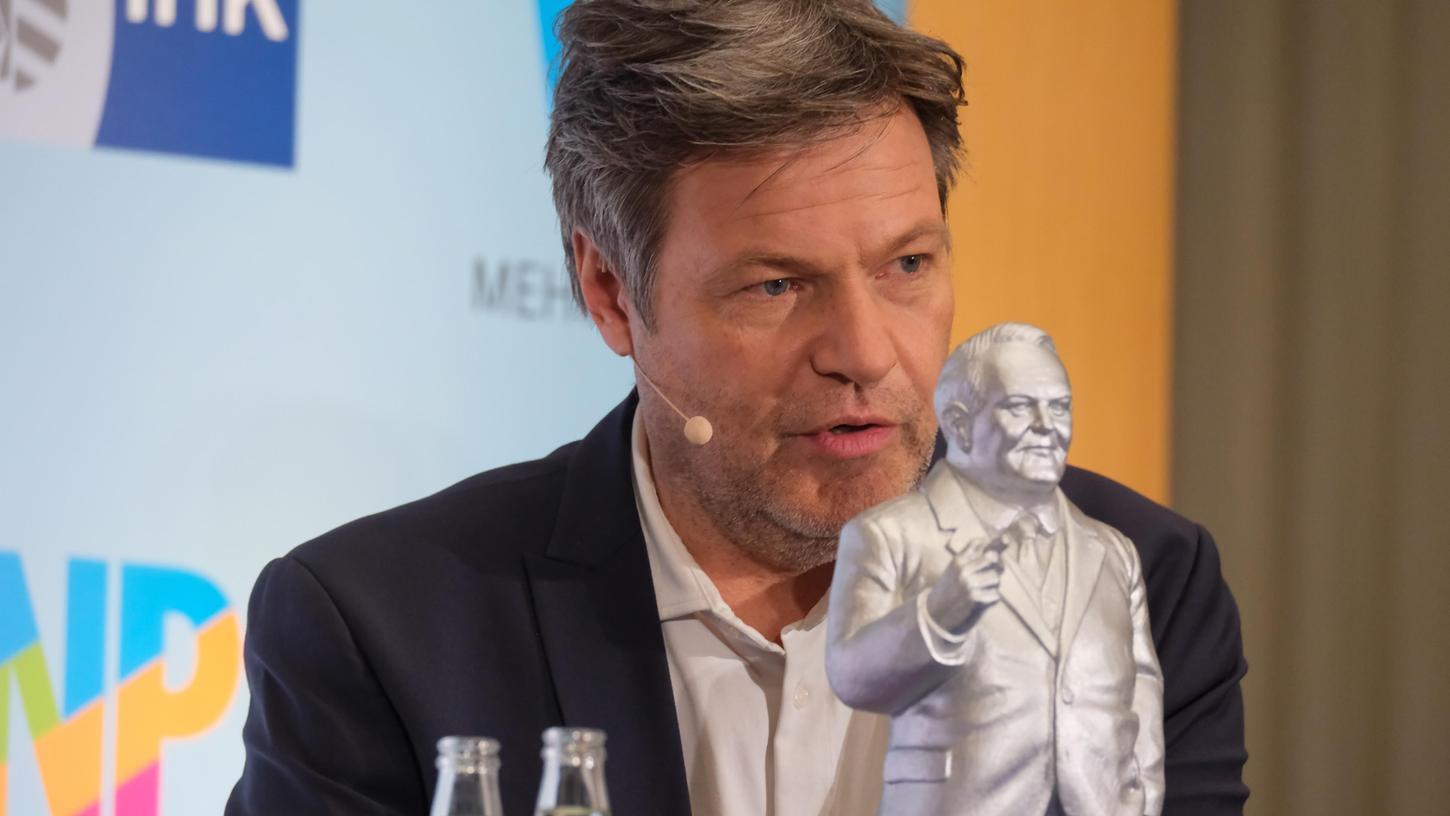 Robert Habeck stellt sich beim Dialog in Nürnberg den Fragen der Bürger und Bürgerinnen. Robert Habeck stellt sich beim Dialog in Nürnberg den Fragen der Bürger und Bürgerinnen.