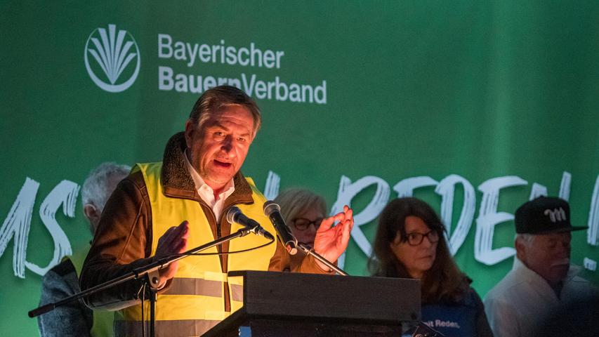 BBV-Präsident Günther Felßner sagte laut der "Deutschen Presse-Agentur": "Die Entscheidung des Bundestags, nichts bei den Streichungsplänen der Bundesregierung bei der Agrardieselrückvergütung zu korrigieren, ist für unsere Landwirte ein Schlag in die Magengrube".