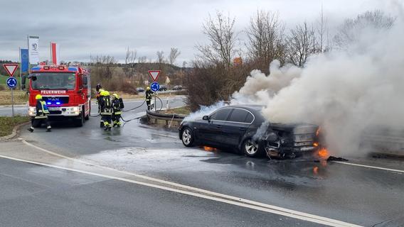 BMW brennt am Kreisverkehr an der B8 völlig aus: Bundesstraße war bei Neustadt/Aisch komplett dicht