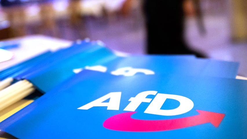 Disco-Eklat und Nazi-Parolen auf AfD-Parteitag in Greding: Polizei identifiziert Verdächtige