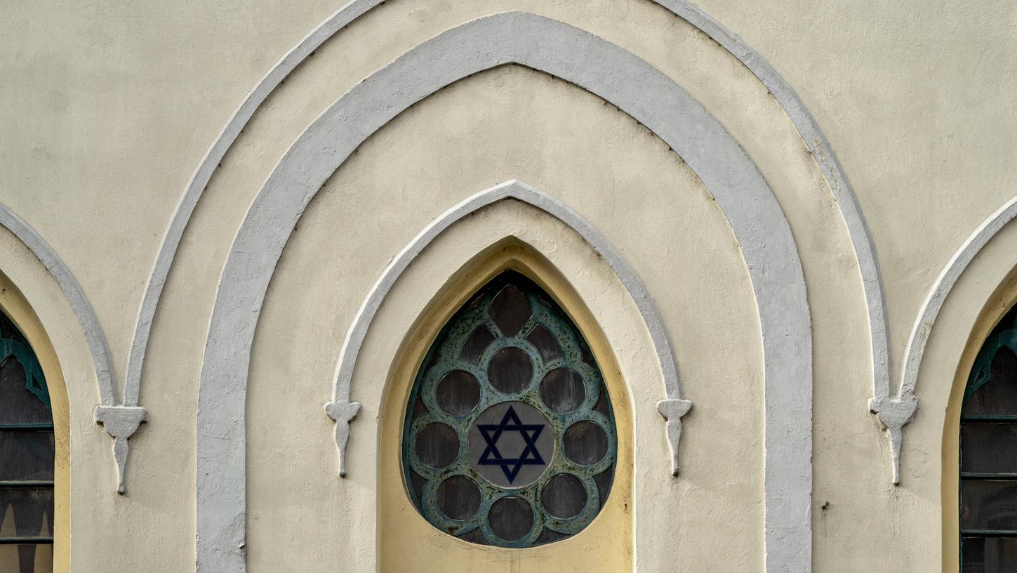 Eine Synagoge mit Davidstern: Eine Synagoge in Regensburg hat im Februar eine Postkarte mit verachtendem Inhalt erhalten. (Symbolbild) Eine Synagoge mit Davidstern: Eine Synagoge in Regensburg hat im Februar eine Postkarte mit verachtendem Inhalt erhalten. (Symbolbild)