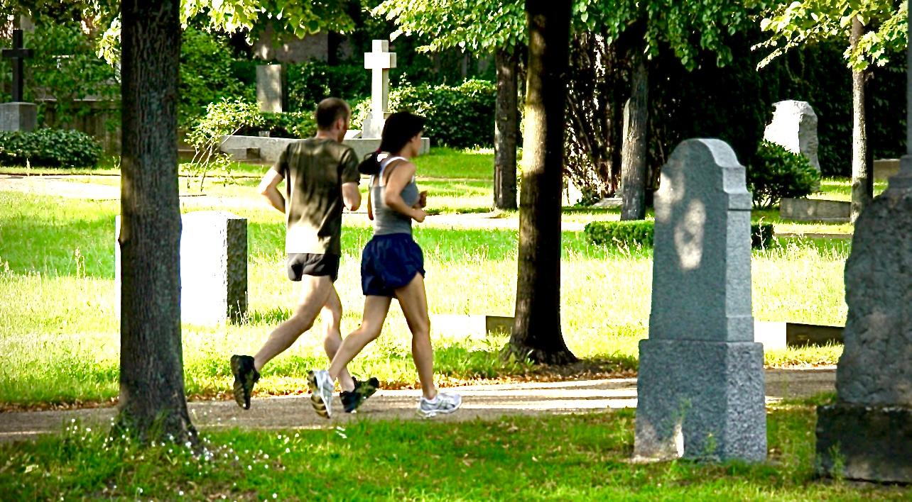 Auf dem alten Invalidenfriedhof darf man sogar Joggen.