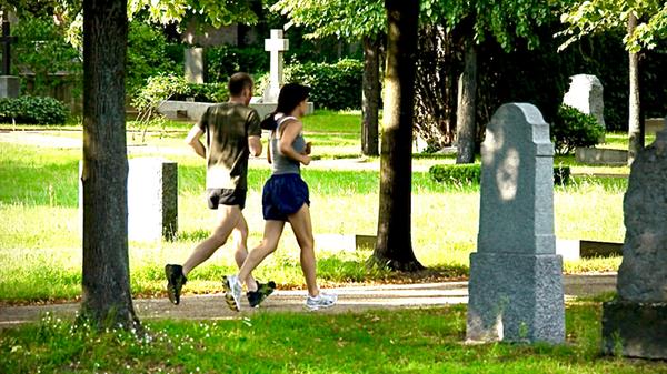 Auf dem alten Invalidenfriedhof darf man sogar Joggen.