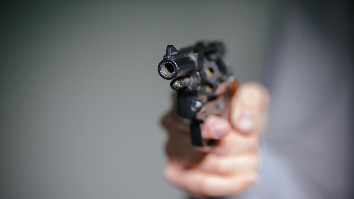 Eine Schusswaffe zeigte drohend ein Mann in Regensburg seinem Kontrahenten. Eine Schreckschusswaffe, wie sich später herausstellte (Symbolbild).