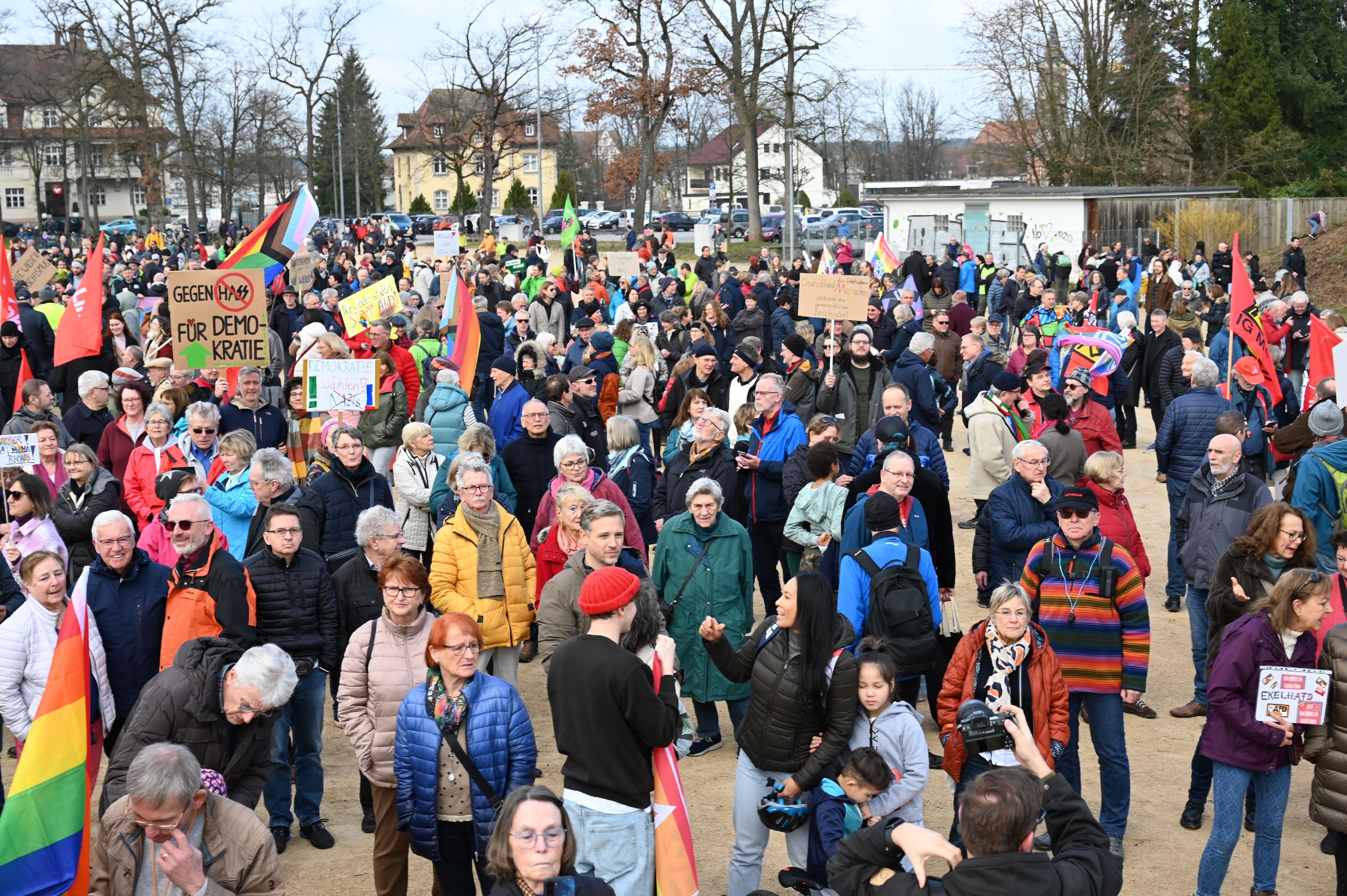 Gut 2000 Menschen versammelten sich am Samstag auf dem Rother Festplatz, um sich für die Demokratie einzusetzen.