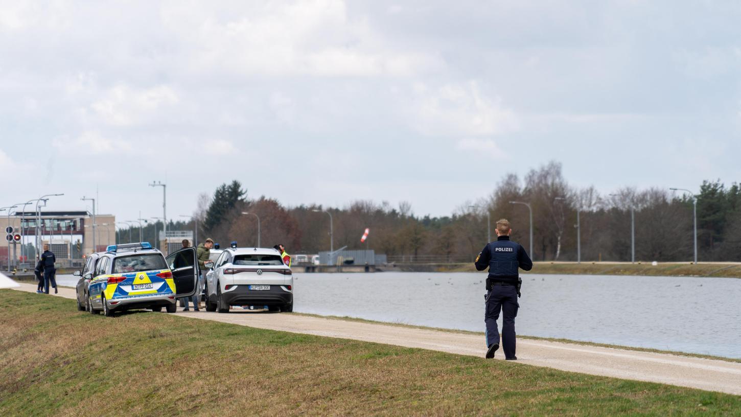 Die Polizei Mittelfranken hat am Samstagmittag einen Toten aus dem Main-Donau-Kanal bei Hilpoltstein gezogen.