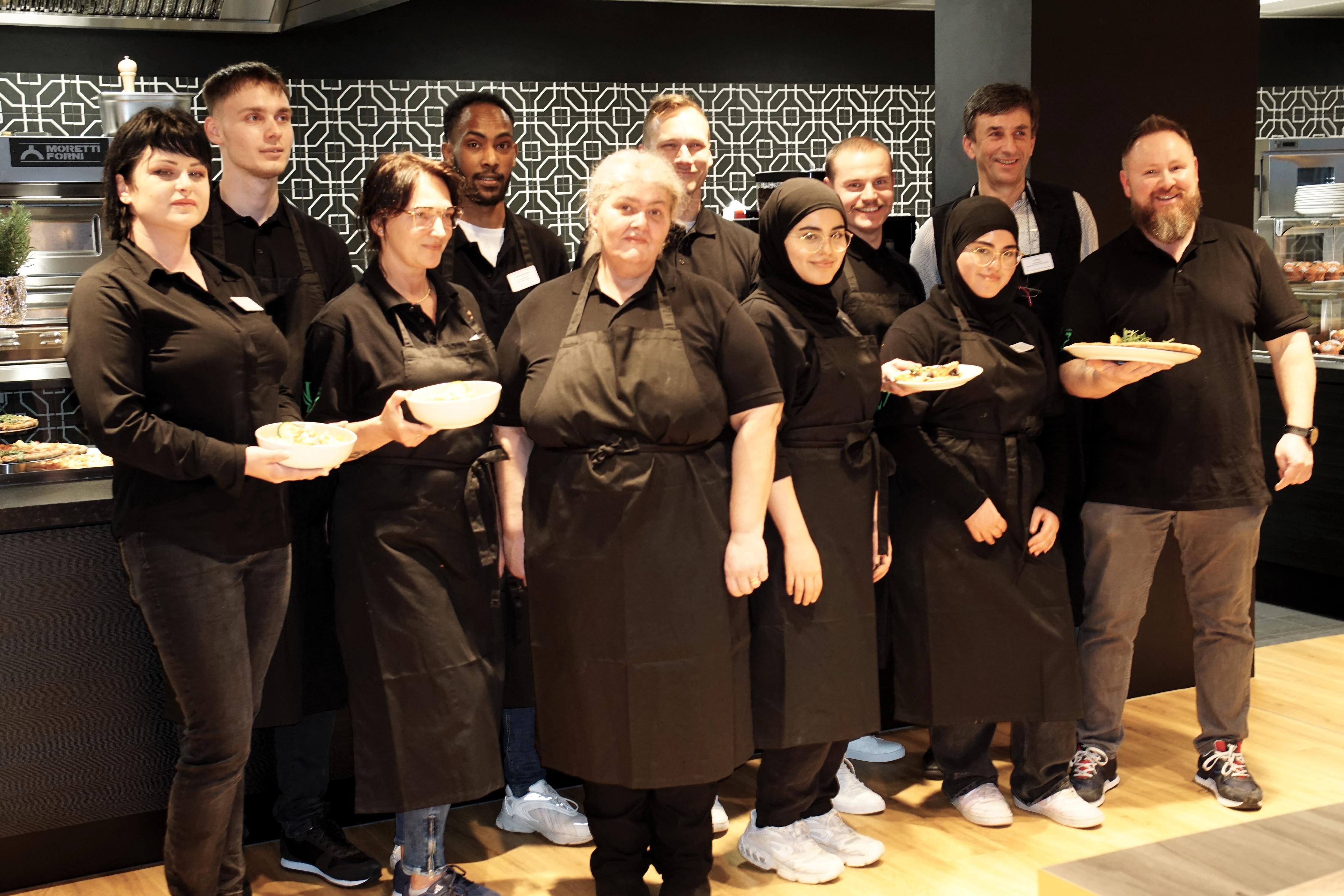 Gastronomieleiter Tomy Lii-Husak (rechts) und sein Team.