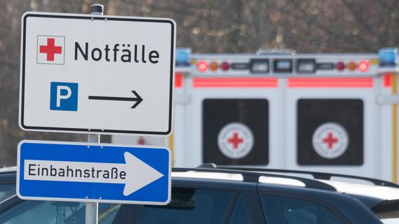 Doppelter Kieferbruch: Unbekannter schlägt 23-Jährigen in Erlangen plötzlich krankenhausreif
