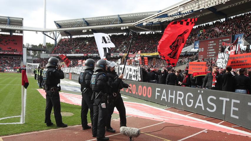 Bilder! FCN-Ultras sorgen für Eklat - Polizei rückt bei Heimspiel an