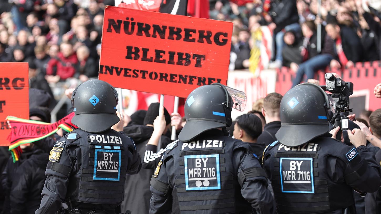 Die Polizei beobachtet die Fan-Proteste in Deutschlands Stadien ganz genau. 