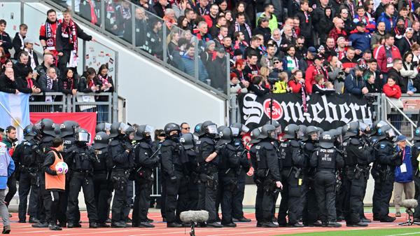 Trainer-Oldie Friedhelm Funkel hat ein Traum-Comeback mit dem 1. FC Kaiserslautern verpasst. Im vom Abbruch wegen der Fan-Proteste gegen den DFL-Investoren-Deal bedrohten Gastspiel beim 1. FC Nürnberg erkämpften sich die Roten Teufel am Sonntag in der 2. Bundesliga beim 1:1 (1:0) aber einen wertvollen Punkt.