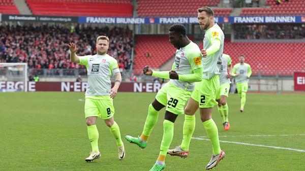 Noch ehe die Begegnung etwas Fahrt aufnahm, die nächste Verzögerung: Fans aus dem Nürnberger Block verschafften sich mit Bannern Zugang zum Stadioninnenraum. Polizisten marschierten auf, Referee Michael Bacher besprach sich mit Sicherheitsfunktionären. Nach 16 Minuten Unterbrechung ging es dann doch weiter. Wenig später aber jubelten dann die Gäste: Lautern geht durch den Treffer von Tachie in Führung.