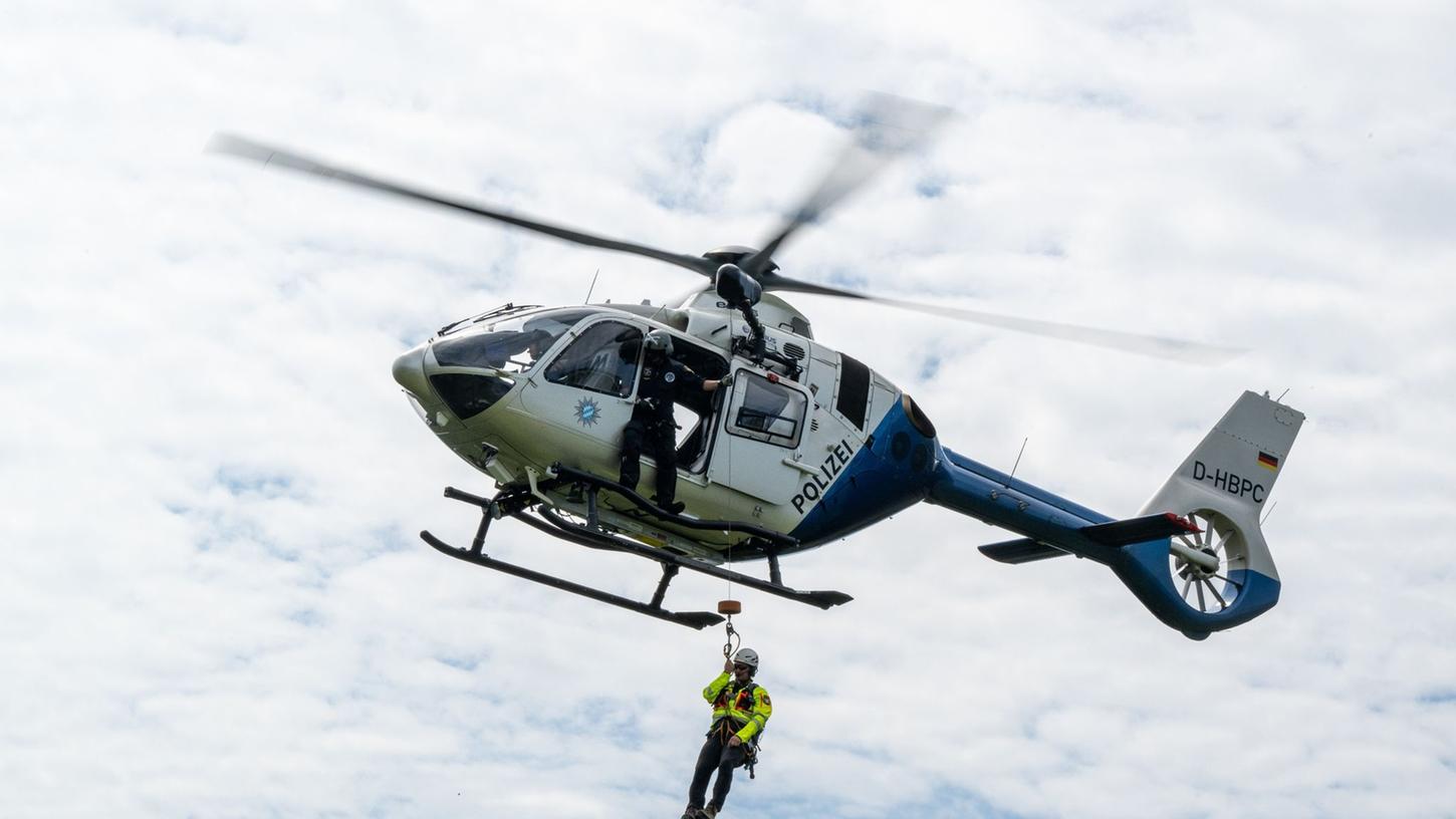 Der 37-Jährige wurde von einem nachgeforderten Rettungshubschrauber ins Tal und anschließend mit dem Krankenwagen in ein Krankenhaus gebracht. (Symbolbild) Der 37-Jährige wurde von einem nachgeforderten Rettungshubschrauber ins Tal und anschließend mit dem Krankenwagen in ein Krankenhaus gebracht. (Symbolbild)