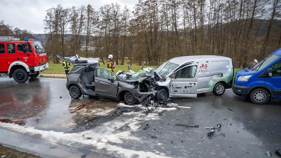 Heftiger Unfall bei Berching: Zwei Schwerverletzte nach Frontalkollision