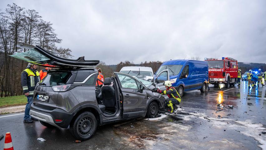 Der Opel-Fahrer wurde von der Feuerwehr befreit.