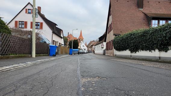Risse, Löcher Pfützen: Darum ist die Hauptstraße in Nürnberg-Kraftshof in so miesem Zustand