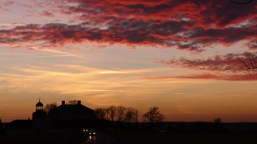 Die Jägersburg bei Sonnenuntergang.