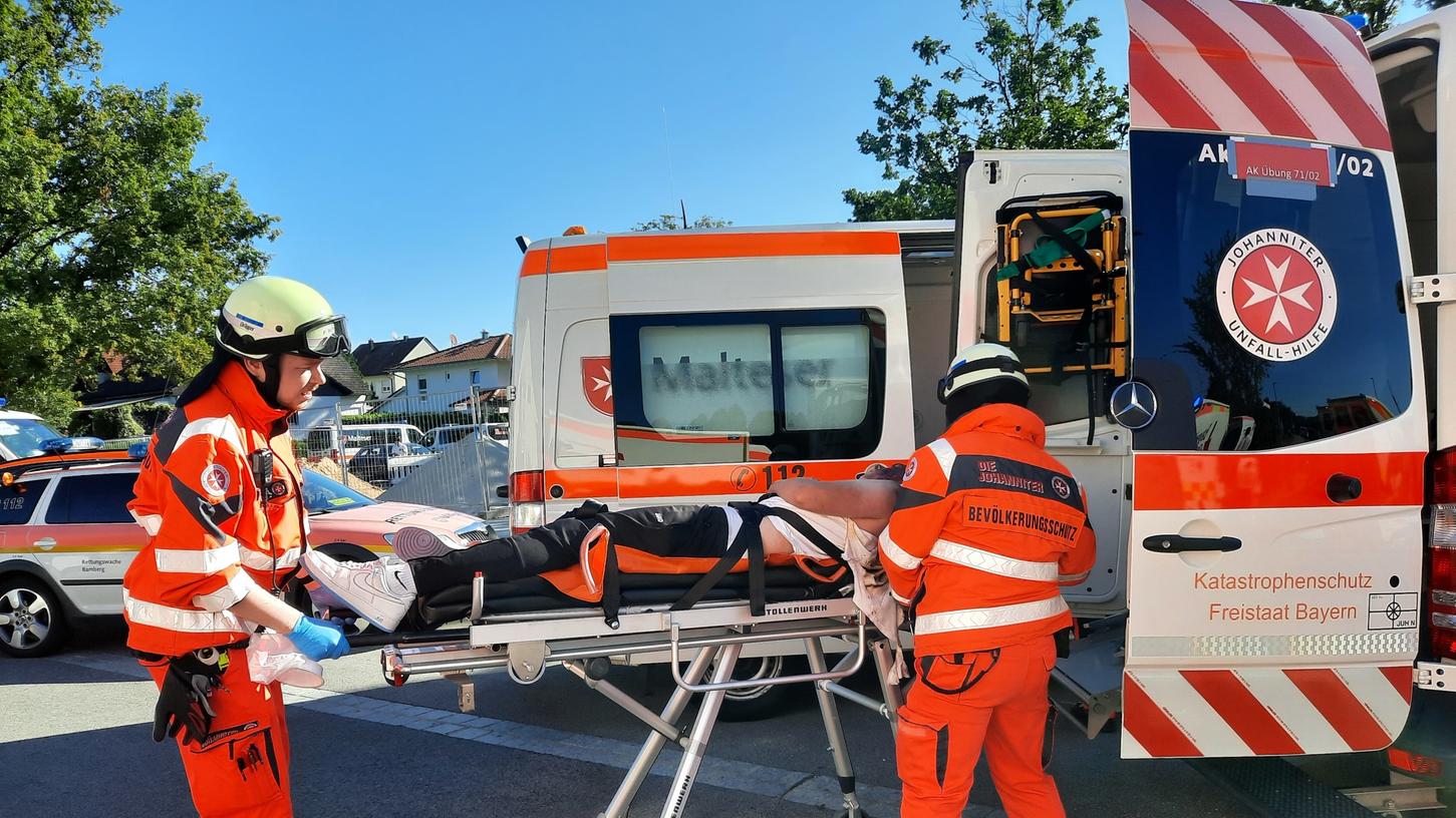 Mit viel persönlichem Engagement bringen sich die Ehrenamtlichen ein, wie hier bei der Katastrophenschutzübung des Landkreises Bamberg. Mit viel persönlichem Engagement bringen sich die Ehrenamtlichen ein, wie hier bei der Katastrophenschutzübung des Landkreises Bamberg.
