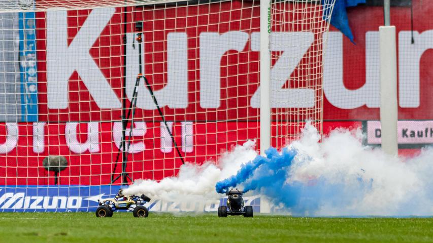 Bei der Begegnung zwischen Hansa Rostock und dem Hamburger SV standen wieder ferngesteuerte Spielzeugautos im Mittelpunkt - dieses Mal sogar mit Rauchtöpfen ausgestattet. In der ersten Halbzeit wird die Partie deshalb unterbrochen, allerdings nur für wenige Minuten. 