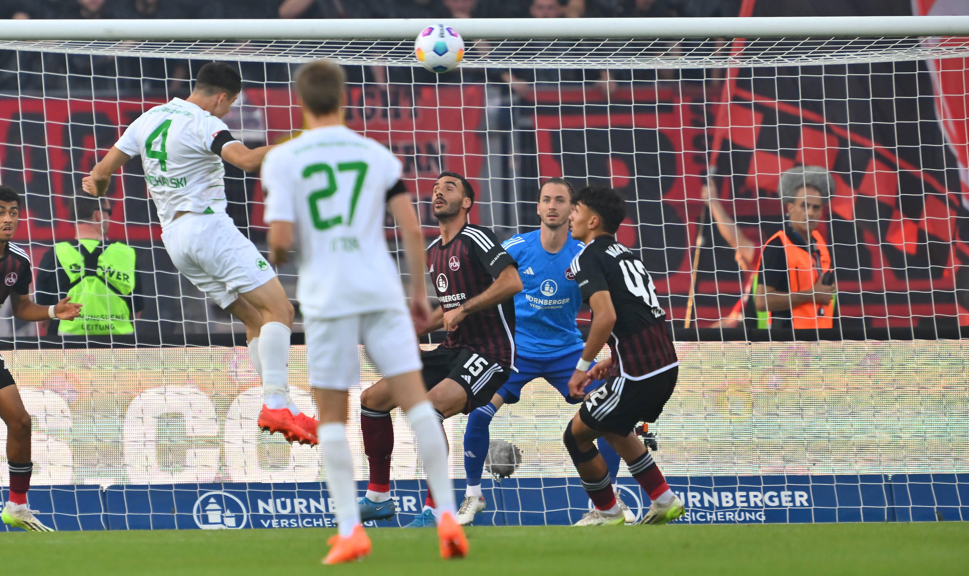 Wir sind in der laufenden Saison angelangt. Im Hinspiel gastierte das Kleeblatt im Max-Morlock-Stadion - und ging früh in Führung: Nach gerade einmal acht Minuten veredelte der Innenverteidiger einen Eckball. 0:1!