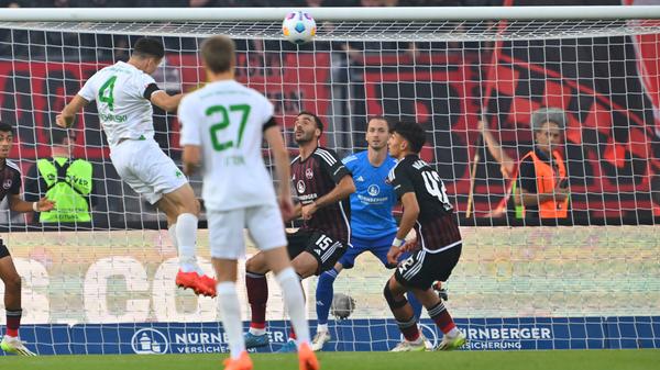 Wir sind in der laufenden Saison angelangt. Im Hinspiel gastierte das Kleeblatt im Max-Morlock-Stadion - und ging früh in Führung: Nach gerade einmal acht Minuten veredelte der Innenverteidiger einen Eckball. 0:1!