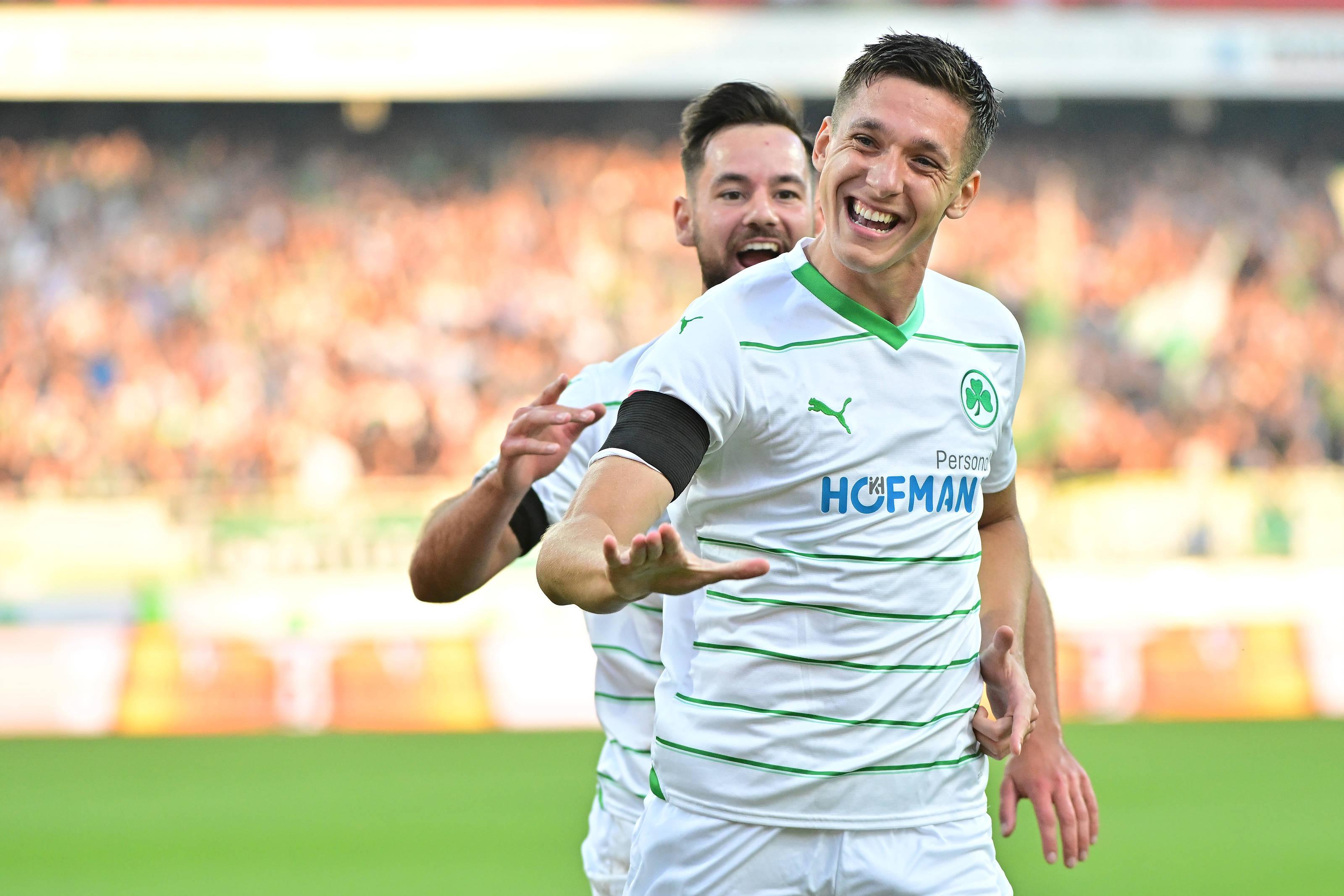 Michalski feiert seinen Treffer mit Teamkollege Orestis Kiomourtzoglou. Der Sechser der Fürther sollte aus Sicht der Gäste zum tragischen Helden der Partie werden...