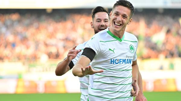 Michalski feiert seinen Treffer mit Teamkollege Orestis Kiomourtzoglou. Der Sechser der Fürther sollte aus Sicht der Gäste zum tragischen Helden der Partie werden...