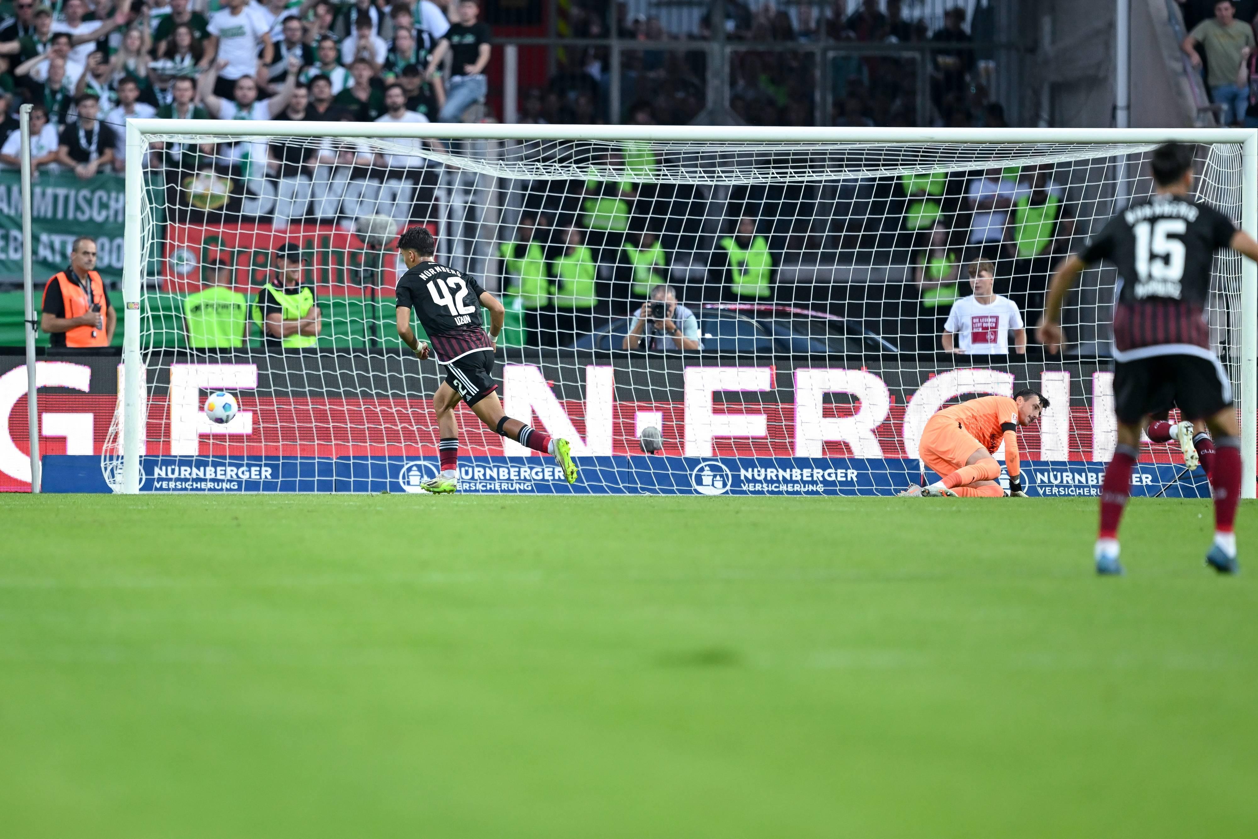 ...als er fernab des Balles einen äußerst umstrittenen Elfmeter im Duell mit Nürnbergs Florian Hübner verursachte. Can Uzun war es egal - der damals noch 17-Jährige verwandelte sicher vom Punkt.