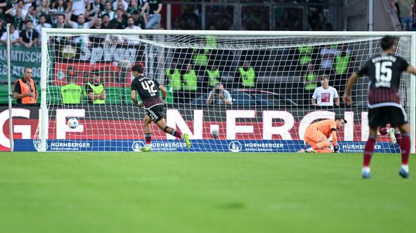 ...als er fernab des Balles einen äußerst umstrittenen Elfmeter im Duell mit Nürnbergs Florian Hübner verursachte. Can Uzun war es egal - der damals noch 17-Jährige verwandelte sicher vom Punkt.