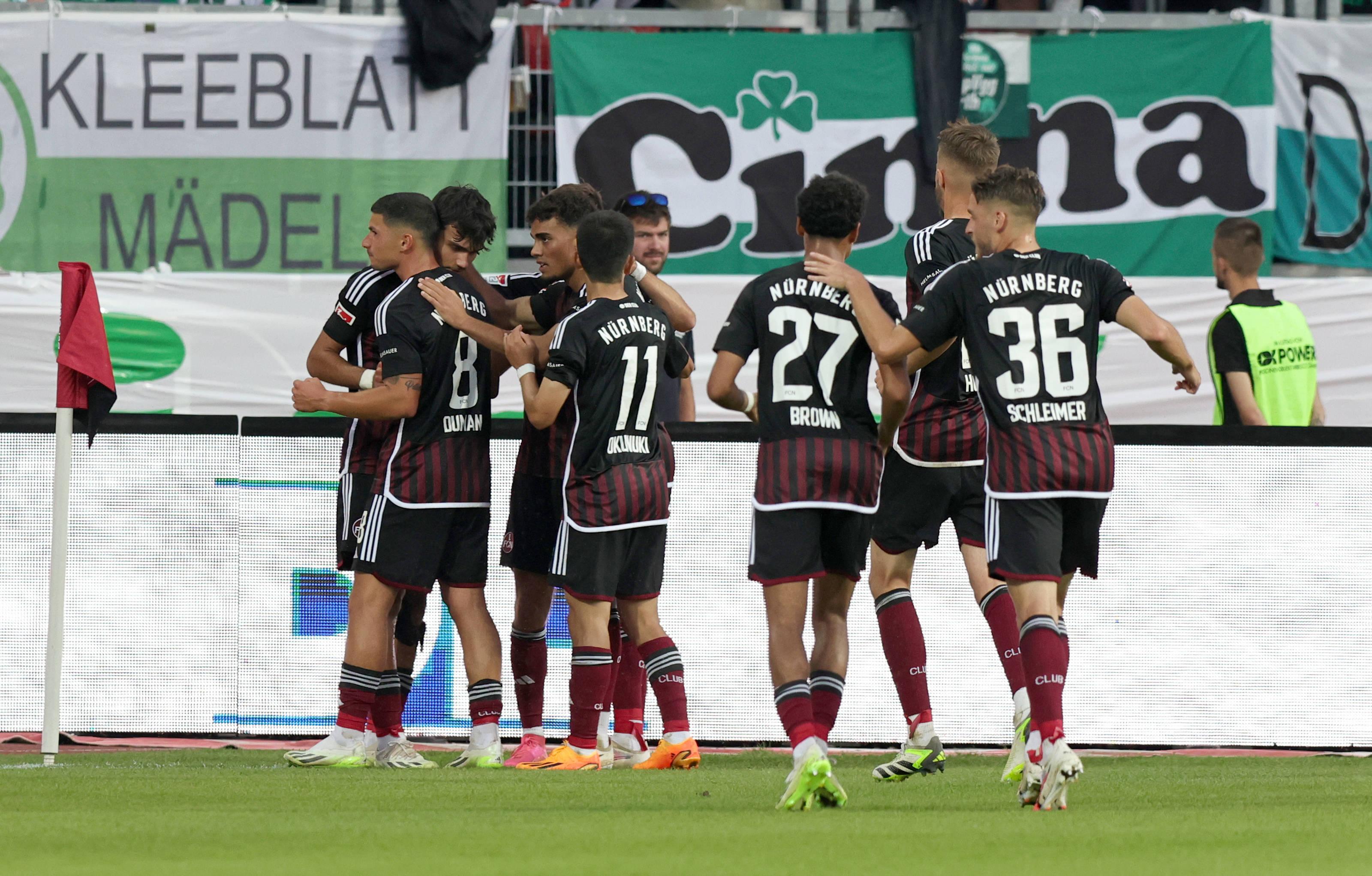 Der Youngster ließ sich im Kreise seiner Mannschaft feiern. 