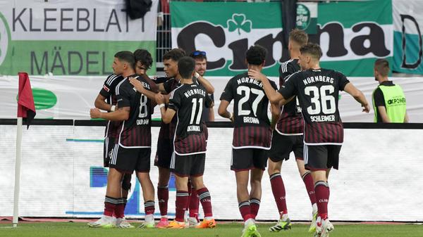 Der Youngster ließ sich im Kreise seiner Mannschaft feiern.