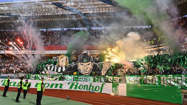 Für ordentlich Furore sorgten die "Gastgeschenke" der Fürther: Ein wahres Feuerwerk entzündeten die Fans des Kleeblatts - und sorgten für spektakuläre Bilder, aber auch ein teures Nachspiel für ihren Verein: knapp 100.000 Euro muss die Spielvereinigung für die Fan-Aktion berappen.