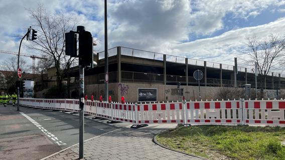 Parkplatzstraße nun teilweise gesperrt: Parkhaus am Erlanger Großparkplatz wird abgerissen
